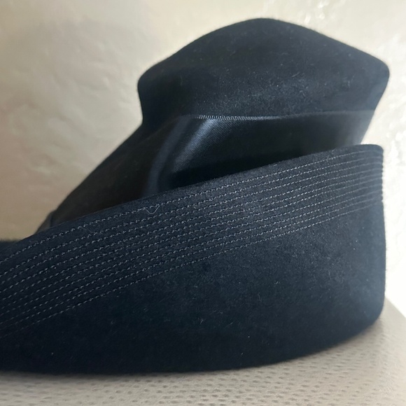 IMPRESSIVE 1940s' BLACK FELT HAT + TOPSTITCHED BRIM & SATIN BANDS & BOW - Picture 11 of 13